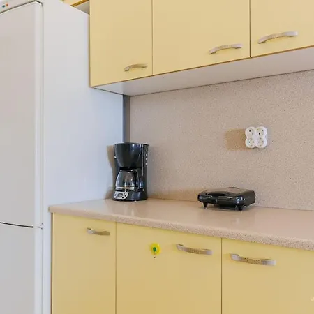 Terrazzo Retreat, 2 Mins Walk To Beach Daire *