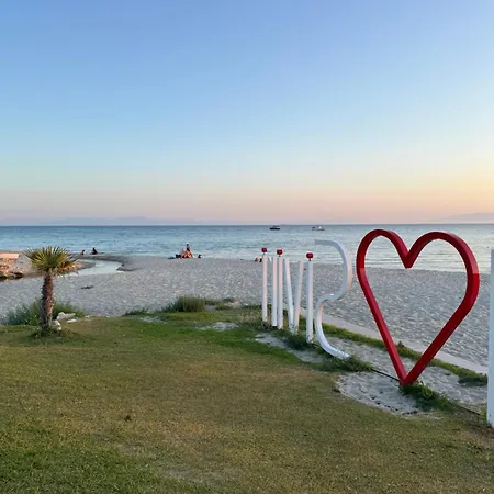 Daire Terrazzo Retreat, 2 Mins Walk To Beach *
